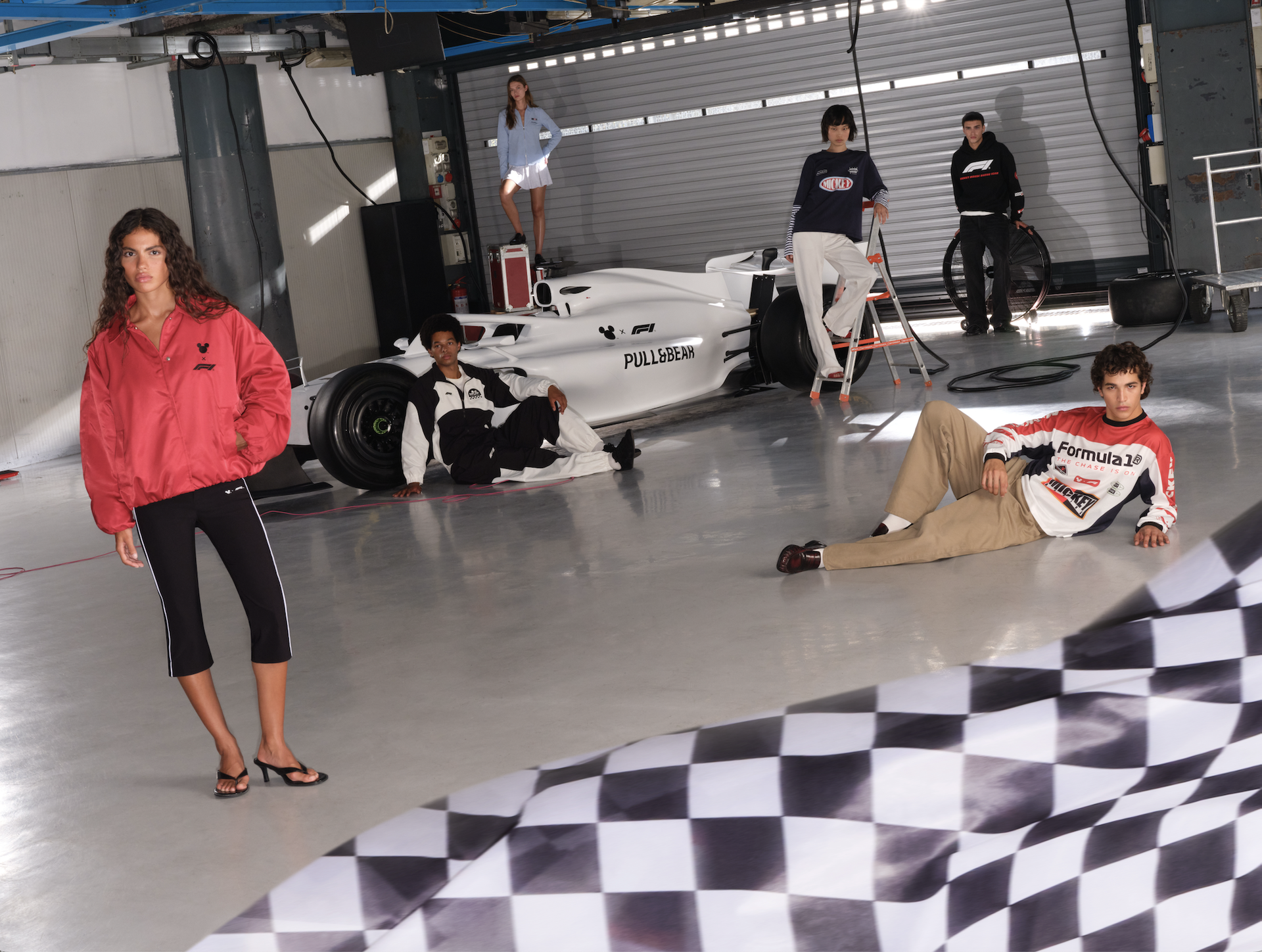 Disney, Formula 1 y Pull&Bear fusionan el legado de los circuitos y la cultura pop en una colección vintage