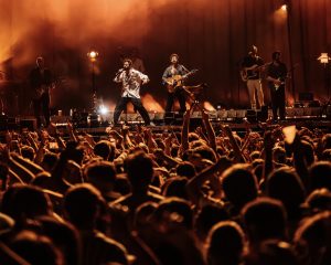 La Movida Sound firma un lleno absoluto en Barbate y se consolida como el enclave musical de referencia del verano gaditano