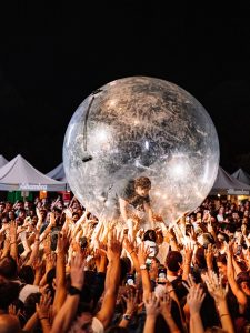 La Movida Sound firma un lleno absoluto en Barbate y se consolida como el enclave musical de referencia del verano gaditano