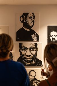 Davey Brown rinde tributo a la historia de Café Mambo con su nueva exposición en Ibiza