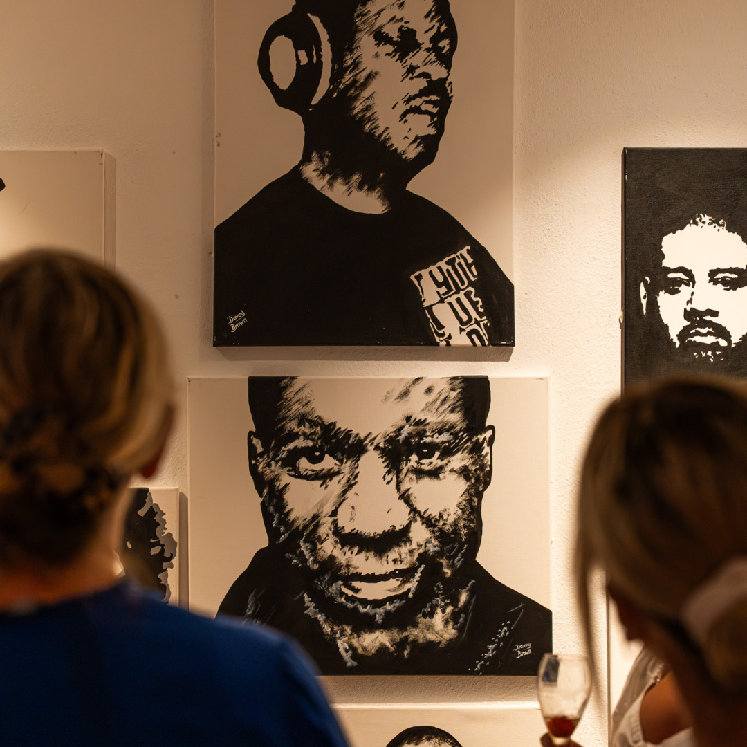 Davey Brown rinde tributo a la historia de Café Mambo con su nueva exposición en Ibiza