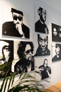 Davey Brown rinde tributo a la historia de Café Mambo con su nueva exposición en Ibiza