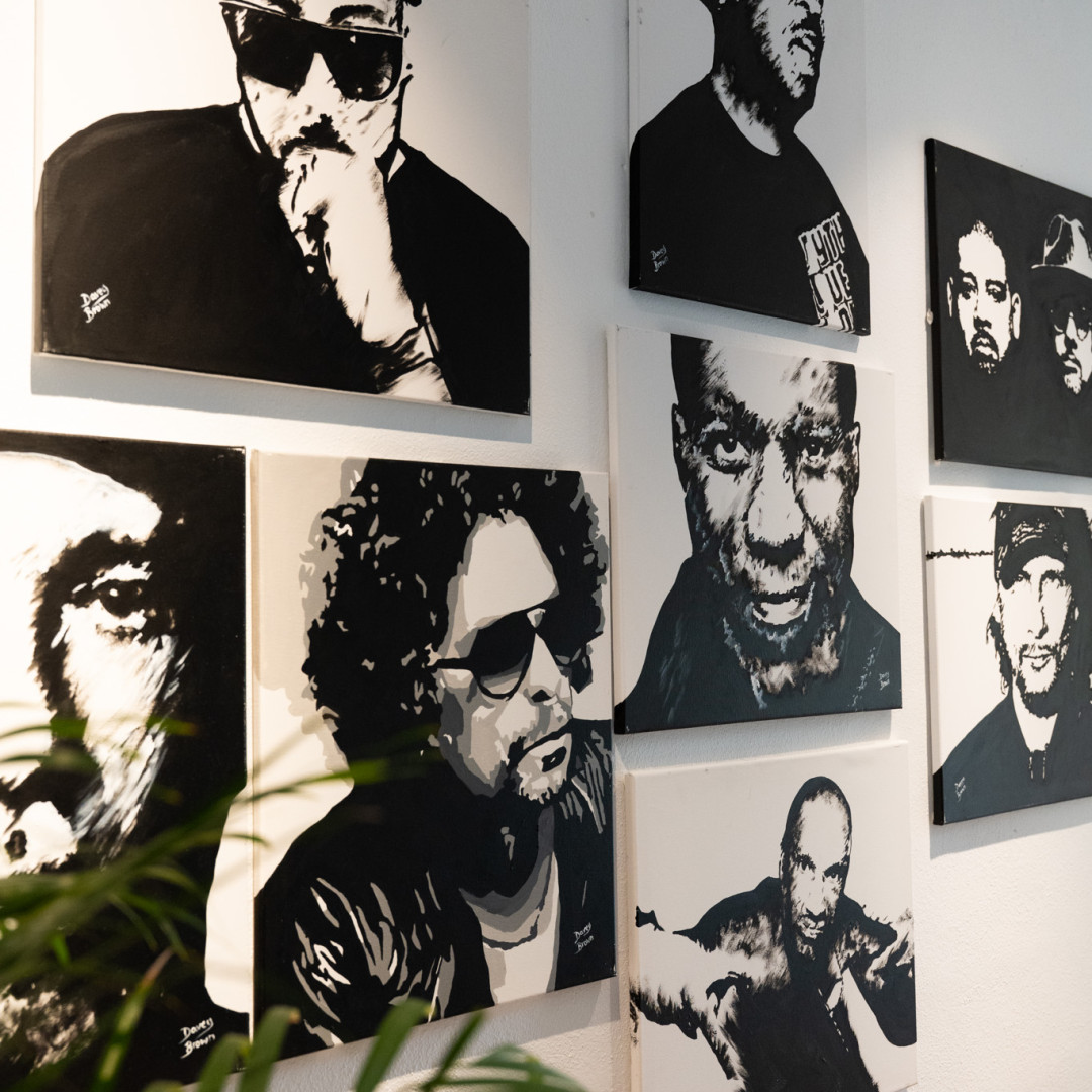 Davey Brown rinde tributo a la historia de Café Mambo con su nueva exposición en Ibiza