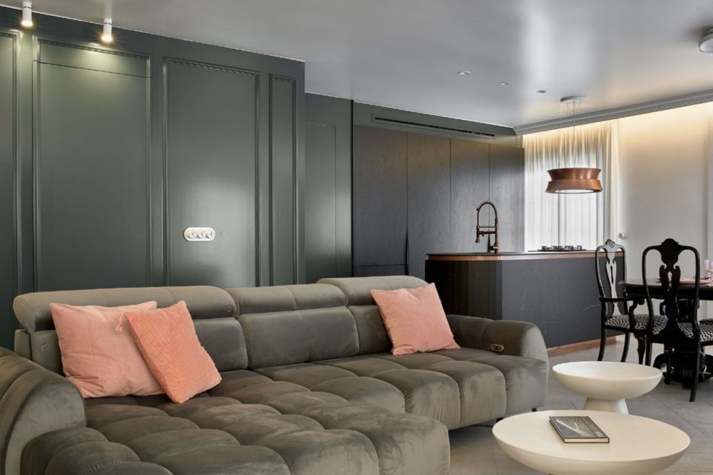 Sinfonía, el elegante refugio en verde oscuro y rosa empolvado diseñado por Juancho González