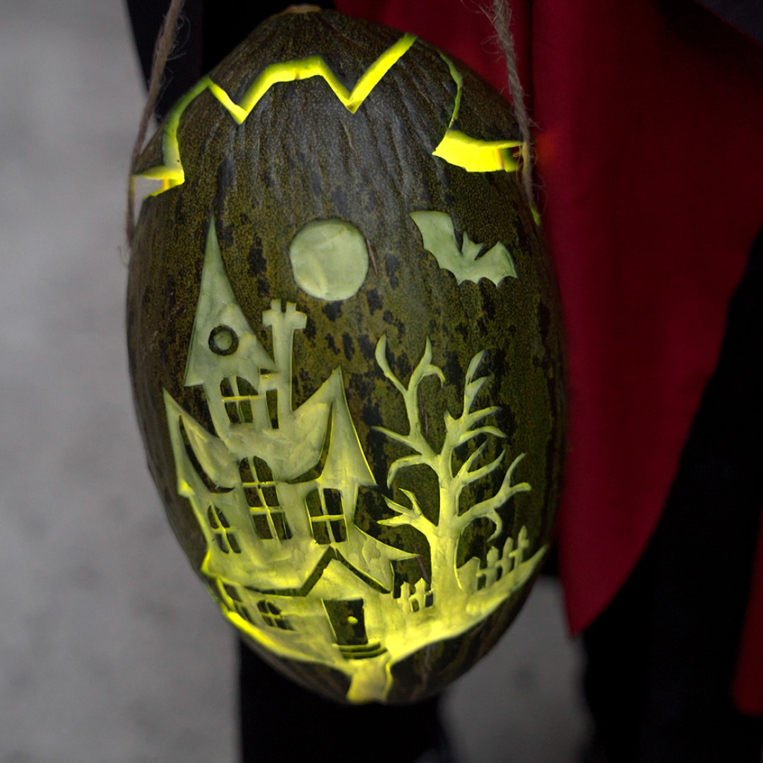 Los farolillos de melón iluminan la noche de Iznájar