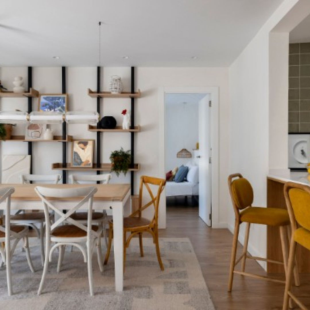 Luz y madera en un piso en Sant Boi con Brákara Studio